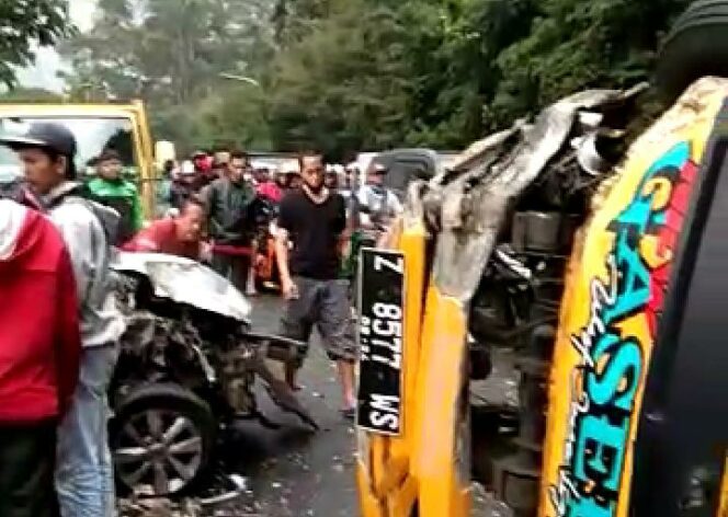 
 Kecelakaan, Truk dan Grand Livina Tabrakan di Jalan Raya Puncak Ciloto Cipanas.(Foto: Istimewa)