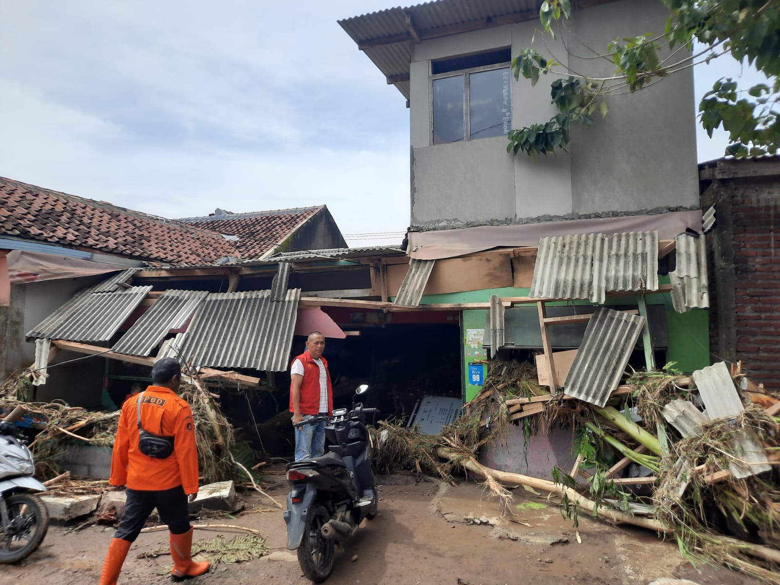 Cianjur Kebanjiran, Bupatinya Pelesiran
