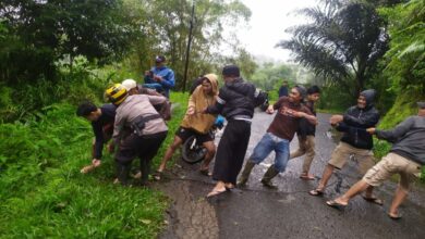 Jalan Licin, Pemotor Terjatuh dan Hampir Masuk Jurang di Sukanagara