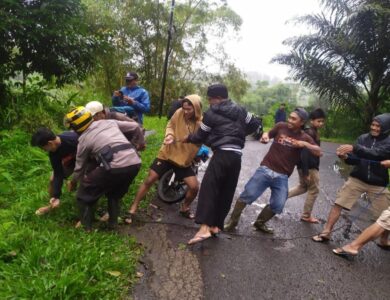 Jalan Licin, Pemotor Terjatuh dan Hampir Masuk Jurang di Sukanagara