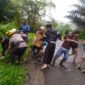 Jalan Licin, Pemotor Terjatuh dan Hampir Masuk Jurang di Sukanagara