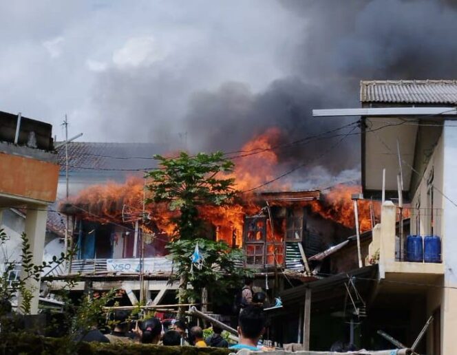 
 Diduga Korsleting Listrik, 16 Rumah di Cipanas Terbakar .(Foto: Istimewa)