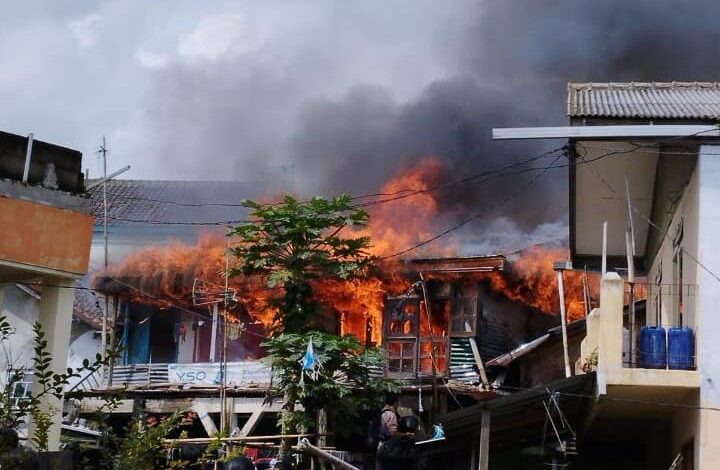 Diduga Korsleting Listrik, 16 Rumah di Cipanas Terbakar