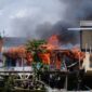 Diduga Korsleting Listrik, 16 Rumah di Cipanas Terbakar 