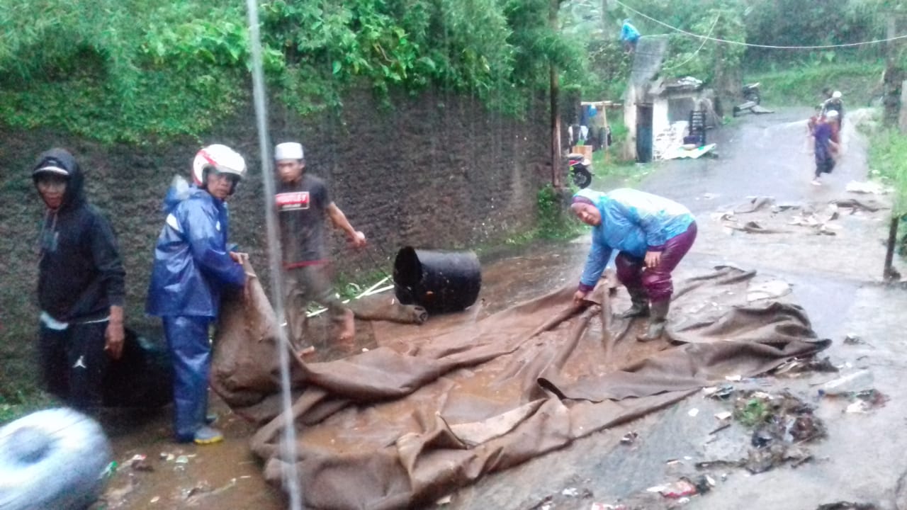 Hujan Deras, Sejumlah Titik di Cipanas Diterjang Banjir dan Longsor