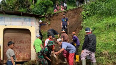 Masyarakat Gotong Royong Evakuasi Usai Longsor dan Banjir di Cipanas 