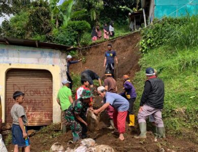 Masyarakat Gotong Royong Evakuasi Usai Longsor dan Banjir di Cipanas