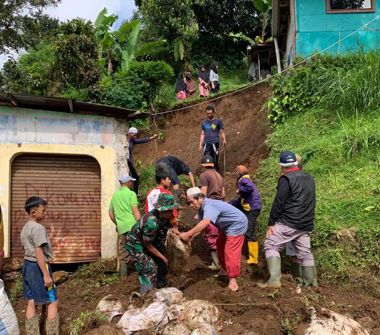 Masyarakat Gotong Royong Evakuasi Usai Longsor dan Banjir di Cipanas 