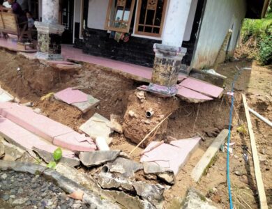 Lima Rumah di Sindangbarang Rusak Akibat Pergeseran Tanah
