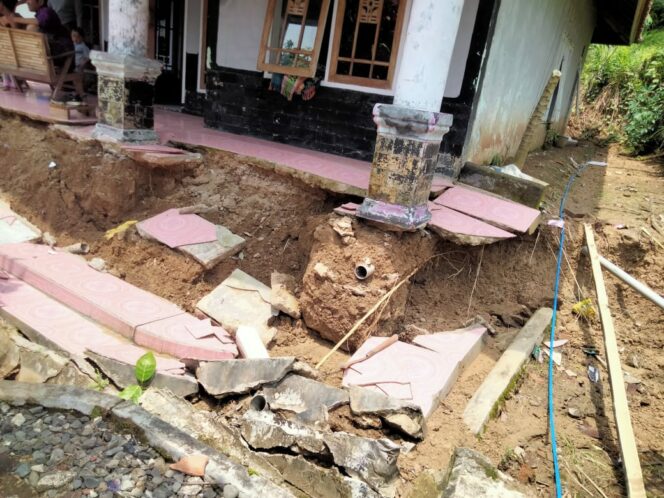 
					Lima Rumah di Sindangbarang Rusak Akibat Pergeseran Tanah.(Foto: Istimewa)