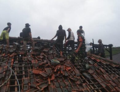 Diduga Korsleting Listrik, Sebuah Rumah di Cipanas Terbakar