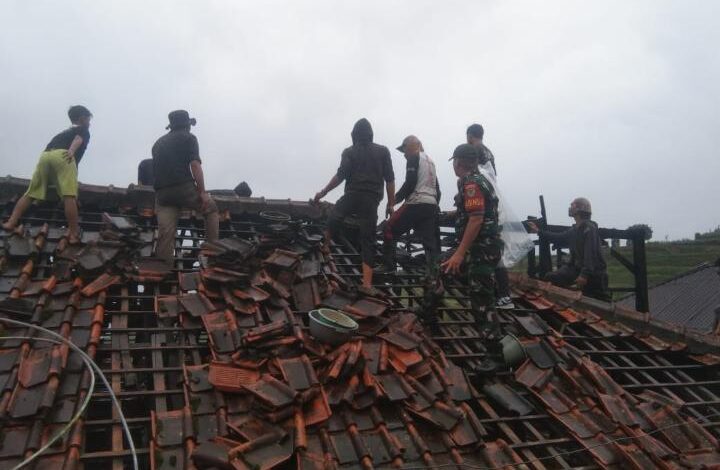 Diduga Korsleting Listrik, Sebuah Rumah di Cipanas Terbakar