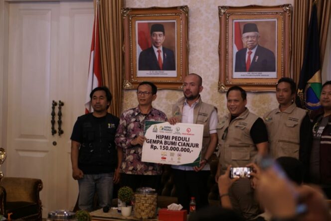 
 SOSIAL: Himpunan Pengusaha Muda Indonesia (HIPMI) menyalurkan bantuan kepada warga terdampak gempa Cianjur.