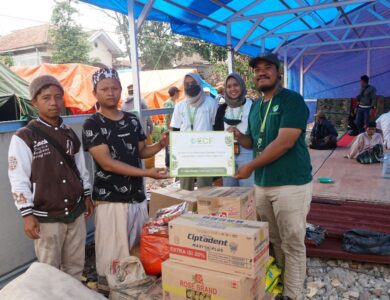 Penyerahan donasi bagi mitra tani ECF Cipanas oleh Muhamad Dani, selaku perwakilan dari EdenFarm di Posko Pengungsian Cipanas, Selasa (14/12)