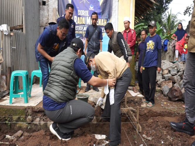 
					Tjetjep melakukan peletakan batu pertama tanda dimulainya perbaikan rumah Enang Sulaeman selaku penerima bantuan RST | Foto: Istimewa 