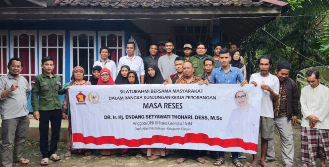 
 RESES: Anggota DPR RI (A-84) Komisi IV, DR. Ir. Hj. Endang Setyawati Thohari saat melakukan reses di wilayah Kecamatan Leles, Cianjur. Foto: Istimewa