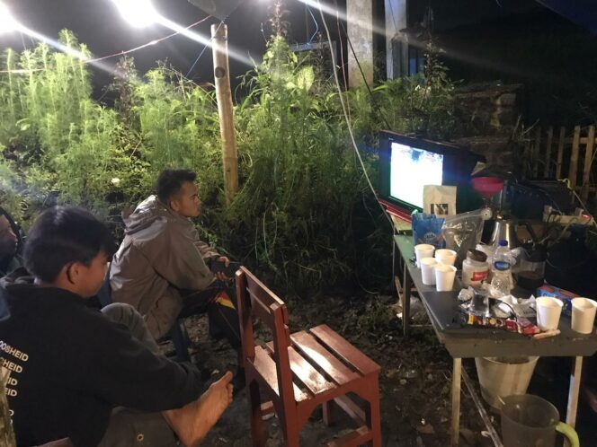 
 TV Analog Mati, Warga Terdampak Gempa Cianjur Kehilangan Hiburan.(Foto: Afsal Muhammad/cianjurupdate.com)
