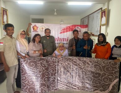 Peduli Penyintas Gempa Cianjur, Hj Endang S Thohari Salurkan Puluhan Kasur Lipat di Cugenang