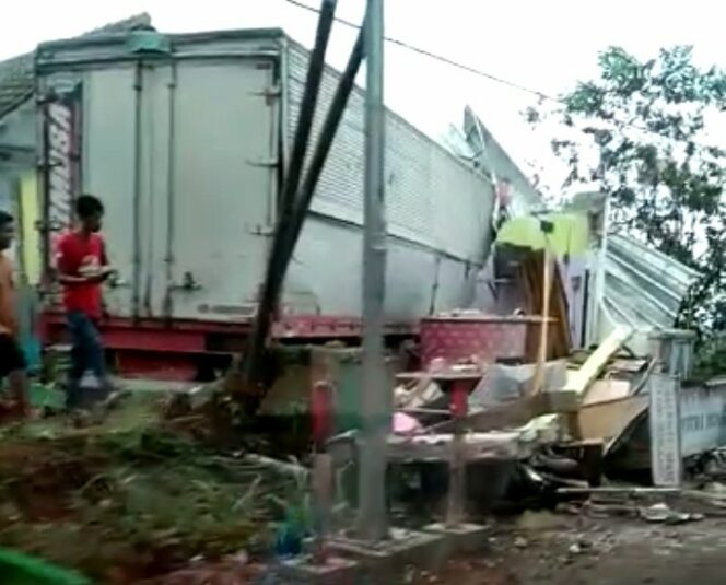 
 Diduga Alami Rem Blong, Truk Kontainer Hantam Truk dan Bangunan di Jalur Bangbayang Gekbrong