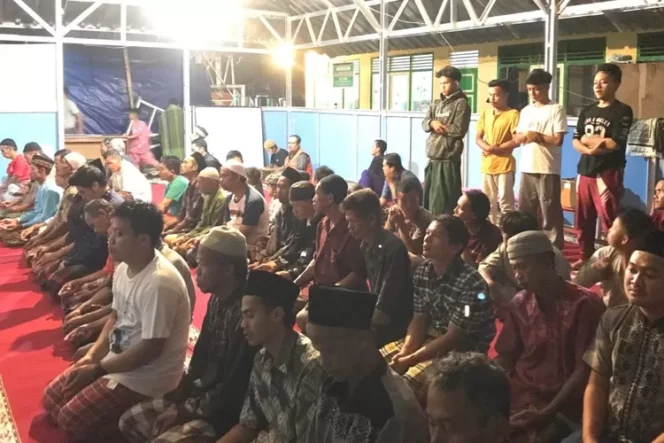 
					Kekuatan Iman di Tengah Bencana: Warga Terdampak Gempa Khusyuk Salat Tarawih di Masjid Darurat