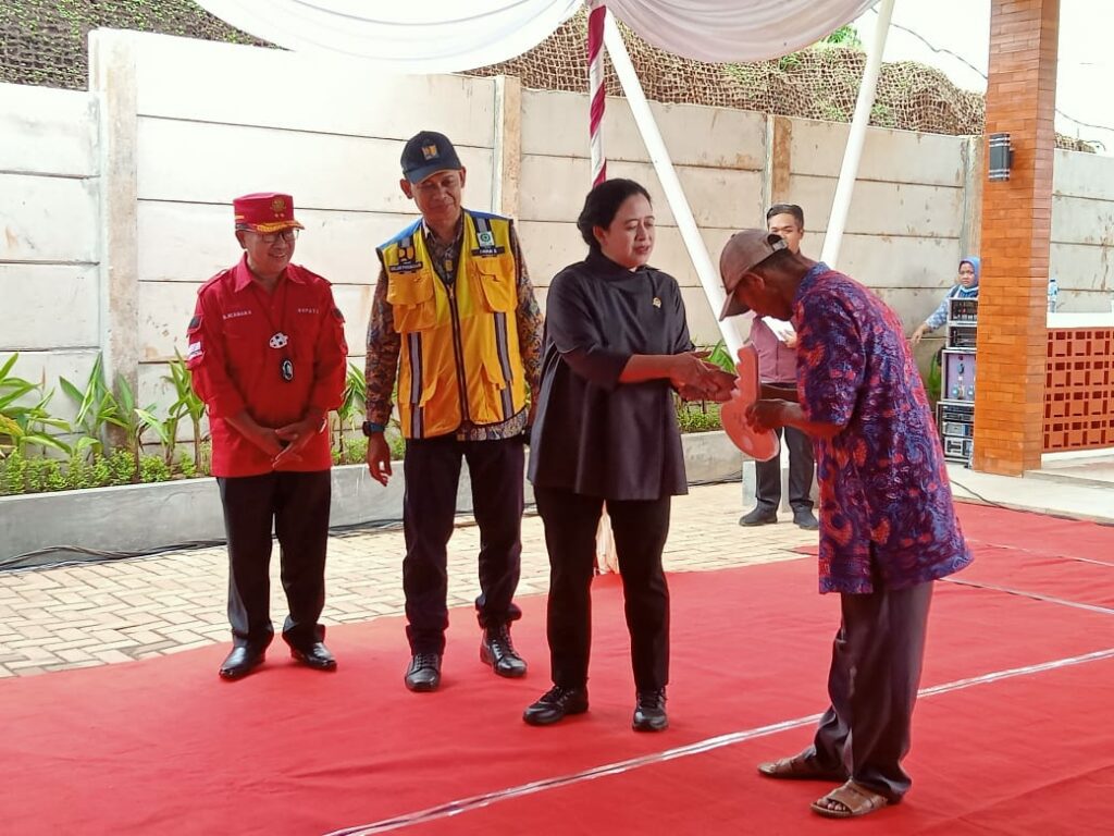 Pemberian Kunci Rumah untuk Korban Gempa Cianjur oleh Puan Maharani: Simbol Kemanusiaan atau Manuver Politik? Pemberian Kunci Rumah untuk Korban Gempa Cianjur oleh Puan Maharani: Simbol Kemanusiaan atau Manuver Politik?