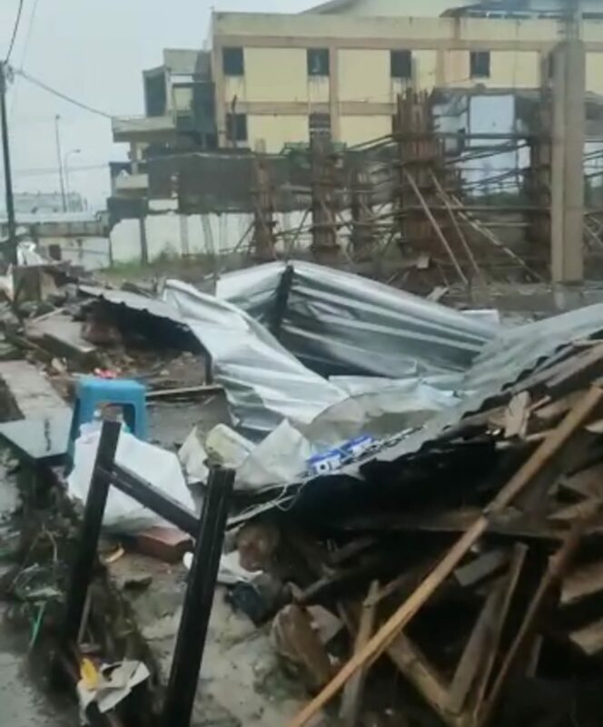 
 Pasar Cipanas Cianjur Dihantam Angin Puting Beliung, Warga Panik dan Dagangan Hancur
