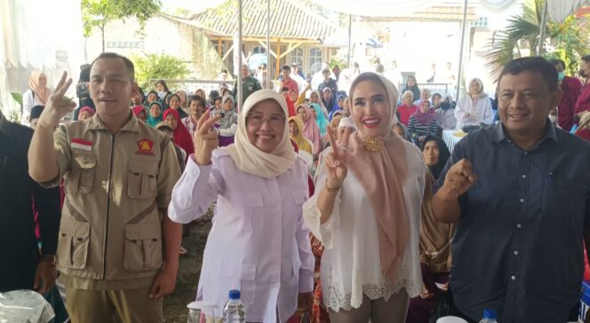 
 Hj Endang S Thohari Gelar Pengobatan Gratis dan Bagi Sembako di Cugenang Cianjur, Bantu Warga Terdampak Gempa Bumi
