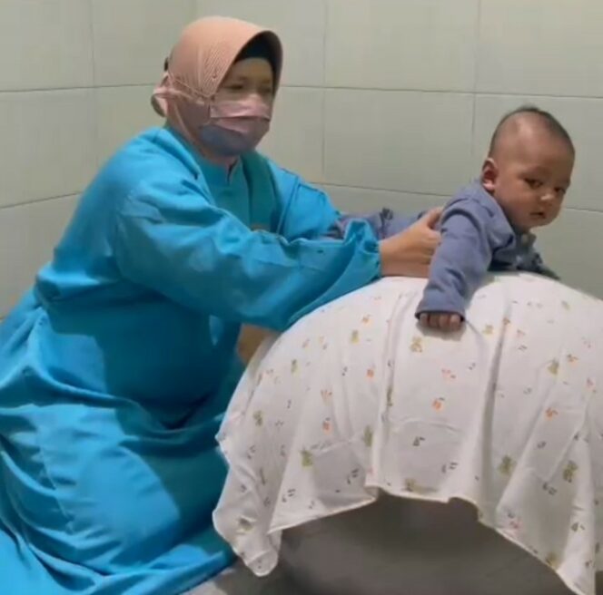
					Kegiatan Baby Gym yang dilakukan Bidan Hj Anah Rohanah di Desa Cibadak Kecamatan Sukaresmi. Foto: Istimewa 
