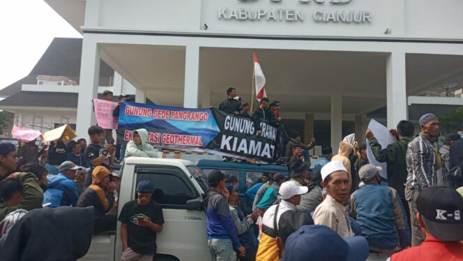 
					Aksi massa Aliansi Masyarakat Gunung Gede Pangrango menolak proyek geothermal di DPRD Cianjur, terkait dampak lingkungan (cianjurupdate.com) 