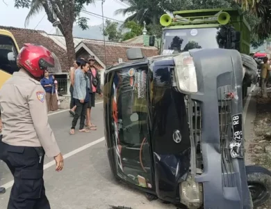 Kecelakaan di Jalan Raya Cibeber: Mobil Pikap dan Sepeda Motor Tabrakan, Lalu Lintas Terhambat