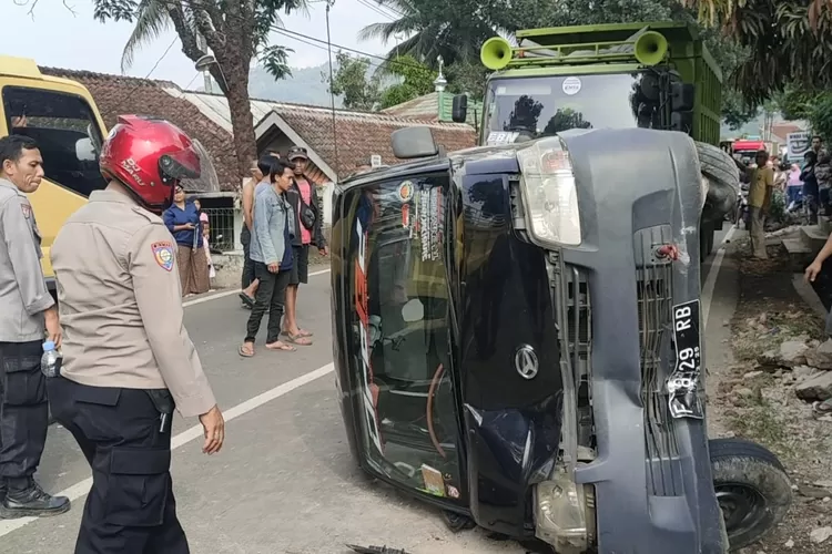 Kecelakaan di Jalan Raya Cibeber: Mobil Pikap dan Sepeda Motor Tabrakan, Lalu Lintas Terhambat