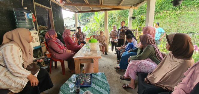 
 SALURKAN BANTUAN: Anggota Dewan Perwakilan Rakyat (DPR) Republik Indonesia dari Komisi IV Fraksi Partai Gerindra, yang mewakili Daerah Pemilihan (Dapil) Jabar III, meliputi Kota Bogor dan Kabupaten Cianjur, Hj. Endang S Thohari, melaksanakan kunjungan kerja ke Daerah Pilihan (kundapil) di Kota Bogor. Foto: Istimewa
