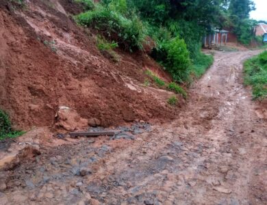 Jalan Takokak-Cianjur Selatan Dibiarkan Rusak, Warga Kesulitan Melintas