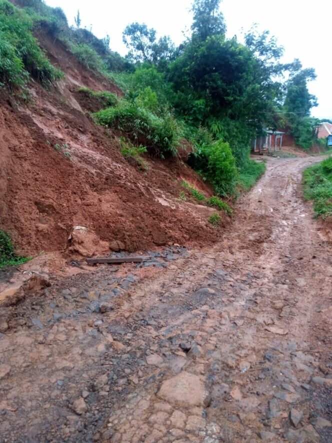 
					Jalan Takokak-Cianjur Selatan Dibiarkan Rusak, Warga Kesulitan Melintas.(Istimewa)