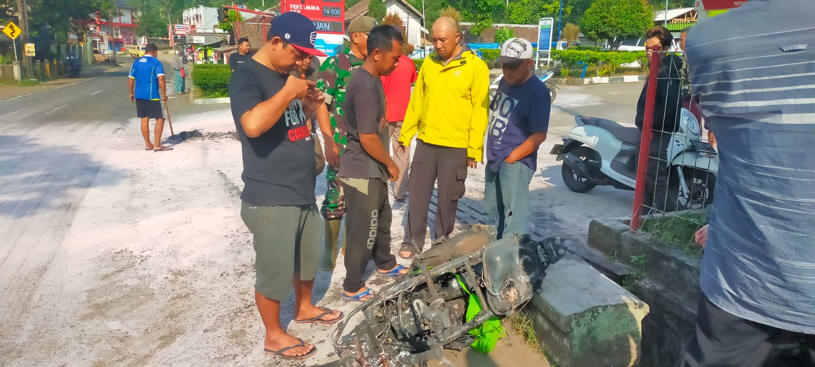 Sebuah Motor Terbakar Saat Mengisi BBM di Cianjur, Ada Percikan Api