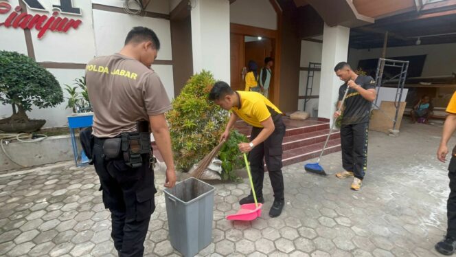 
 Sambut HUT Bhayangkara Ke-77 , Polres Cianjur Gelar Bakti Religi Bersih-bersih Tempat Ibadah