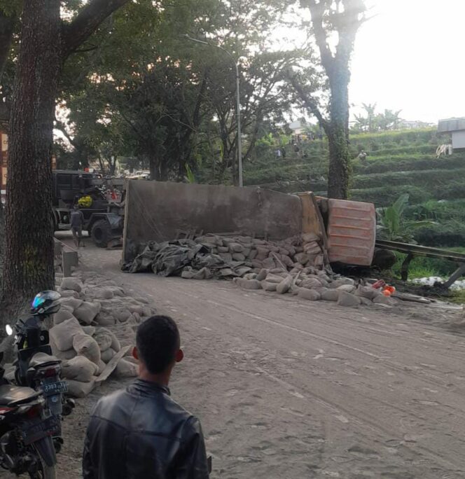
 Hasil Penyelidikan Satlantas, Penyebab Truk Semen Terguling karena Hal Ini