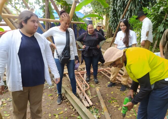 
 Mahasiswa Asal Amerika Bersama Mahasiswa ITB Membangun Bale Gazeebo dari Bambu