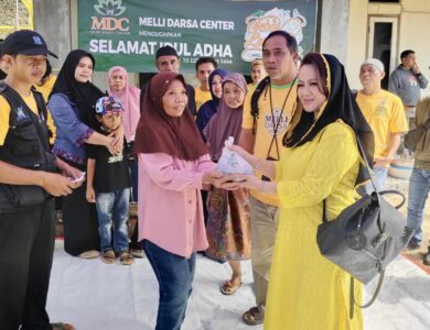 Melli Darsa Serahkan Belasan Hewan Qurban untuk Warga Cianjur