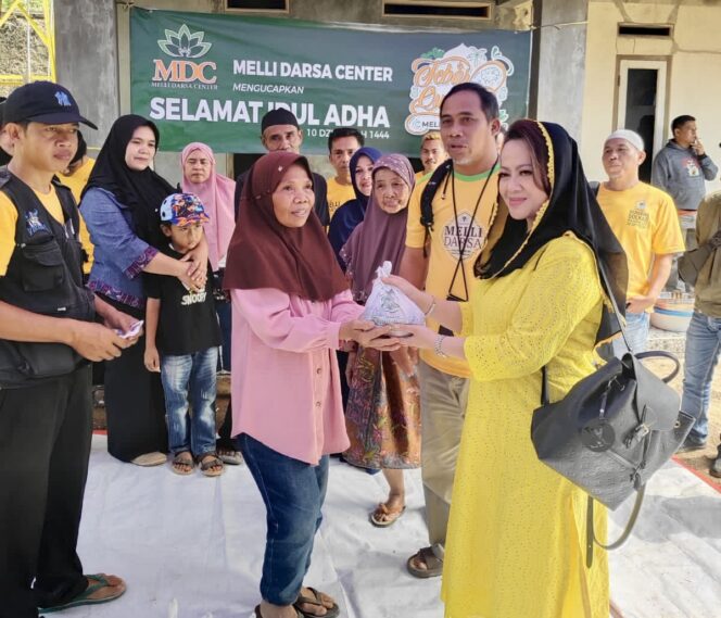 
 Melli Darsa Serahkan Belasan Hewan Qurban untuk Warga Cianjur