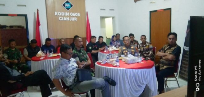 
 Kodim 0608 Cianjur Bareng Forkopimda Gelar Nonton Bareng Kasad Award 2023 melalui YouTube Streaming