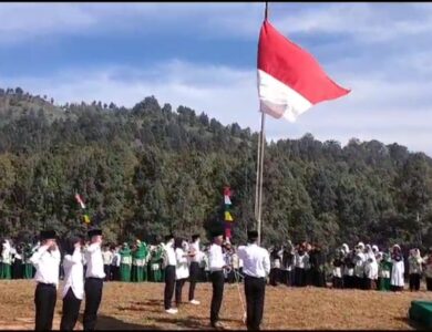 Momen santri di Sukanagara bentangkan bendera merah putih di atas bukit Kecamatan Sukanagara Cianjur selatan