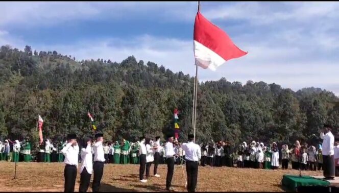 
 Ratusan santri di Sukanagara bentangkan bendera merah putih di atas bukit, Foto : ist