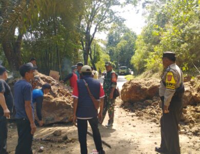 Longsoran menutupi badan jalan utama di Kecamatan Kadupandak