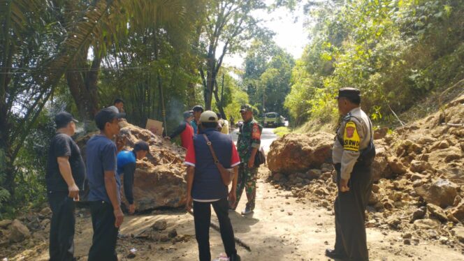 
 Petuas dan warga tengah beupaya mengecakusi longsoran