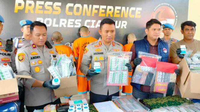 
 Kapolres Cianjur AKBP Aszhari saat merilis hasil tangkapan