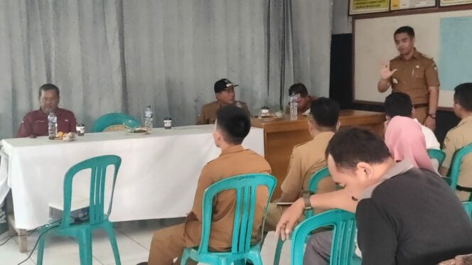 
 Camat Cibeber Indra Sugara saat memberikan pembinaan