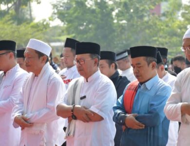 Salat yang digelar secara serentak di masing-masing Kecamatan se Kabupaten Cianjur tersebut berharap Allah SWt bisa memberikan atau menurunkan hujan yang berkah bagi warga Cianjur.