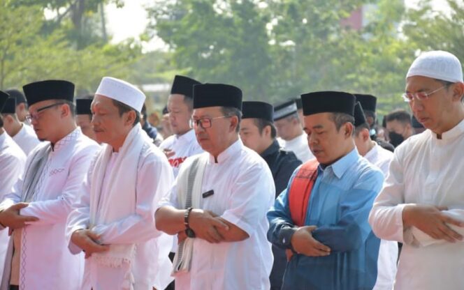 
 Bupati Cianjur bersama unsur Forkopimda saat melaksanakan salat sunah Istisqoh di alaun-alun