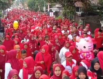 Ribuan warga di Desa Jati, Kecamatan Bojongpicung, antusias mengikuti kegiatan jalan santai pada program desa manjur bungah pisan, Senin (28/8/2023).